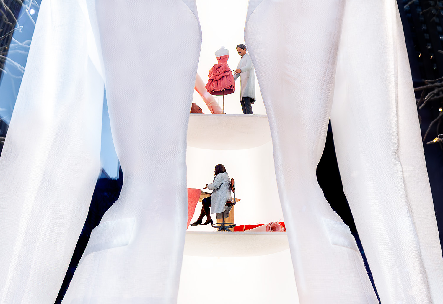 Kunst bilde. Fotografi. Små figurer som er skreddere syr inne i en jakke.